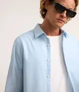 Camisa de corte regular, color gris claro, con cuello inglés, manga larga y cierre frontal con botones. Confeccionada en una mezcla de algodón y poliéster, presenta un diseño clásico y versátil de la marca Marfinno.