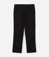 Pantalón de sarga de algodón con corte recto, cintura media, pasantes para cinturón, bolsillos delanteros tipo faca y bolsillos traseros embutidos.