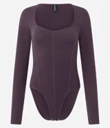 Body negro con diseño seamless (sin costuras), escote cuadrado, tirantes anchos y corte ajustado al cuerpo.