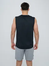 Musculosa deportiva Umbro modelo Axis para hombre, de color azul marino, con cuello redondo y logo impreso en el pecho.