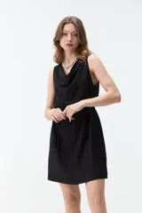 Vestido corto negro sin mangas, con escote drapeado y lazo fino para ajustar en la cintura.