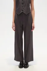 Pantalon de vestir de corte recto y tiro alto, confeccionado en tela con diseño de rayas verticales finas.