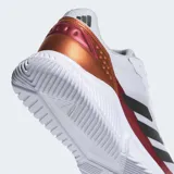 Championes de pádel Adidas Courtquick, con exterior textil y sintético en color blanco, detalles en negro, rojo y cobre. Presenta mediasuela Bounce flexible y acolchado Cloudfoam para mayor confort y soporte en movimientos rápidos.