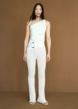 Pantalón de punto con diseño de canalé, corte acampanado y cintura elástica.