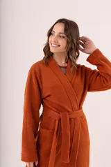 Bata azul marino de toalla con cuello esmoquin, lazo para ajustar en la cintura y bolsillos laterales.