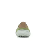 Slip on Merrell modelo Hut Moc 2, color verde oliva con talón en color tostado. Presenta un diseño acolchado con tejido de nailon antidesgarro, talón plegable y suela de espuma EVA ligera.