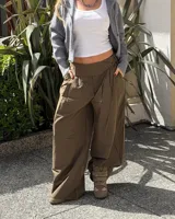Pantalon cargo verde militar de tiro bajo, tiro vuelto y diseño holgado de pierna ancha, con bolsillos laterales.