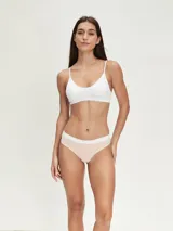 Bombacha tipo colaless de color blanco con cintura elástica suave.