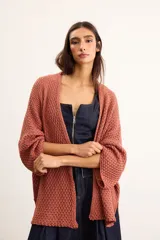 Saco tejido de punto con silueta oversize, color salmón, de manga caída y largo por debajo de la cadera.