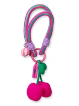 Llavero con cordón elástico a rayas fucsia y verde, con dije de cerezas fucsias y hojas verdes.