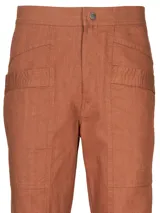 Pantalón de tiro alto y corte recto, confeccionado en algodón orgánico. Presenta diseño estilo carpintero con bolsillos frontales y cierre de botón.