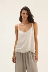 Musculosa color blanco con breteles finos y ruedo desflecado.