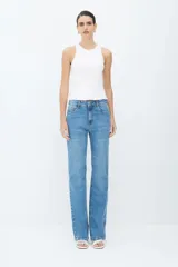 Pantalón de jean con lavado azul, corte recto, tiro medio, bolsillos delanteros y traseros. Cierre frontal con cremallera y botón.