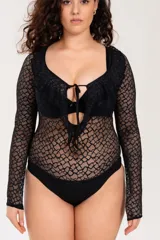Body negro de encaje elastizado con mangas largas y escote con lazo.