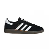 Championes adidas Handball Spezial de diseño clásico, confeccionados en gamuza negra con las icónicas tres tiras laterales en blanco. Presentan un detalle en el talón blanco, inscripción dorada en el lateral y una suela de goma color caramelo.