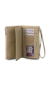 Billetera larga color beige, con textura granulada, solapa frontal con cierre magnético y logo de la marca grabado. Incluye correa de mano extraíble y compartimento principal con cierre.