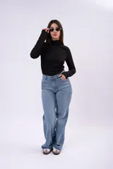 Polera de cuello alto bajo, manga larga, confeccionada en tejido liviano y elástico, con corte ajustado al cuerpo.