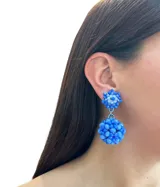 Aros colgantes con esferas tramadas en cristales azules.