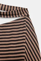 Top de manga larga con cuello barco, estampado de rayas horizontales en beige y negro, y un cinturón ajustable a juego.