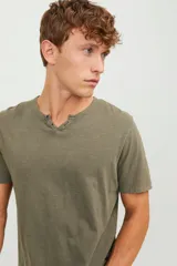 Camiseta verde militar de manga corta, cuello dividido con botones y corte slim fit.
