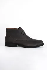 Bota de cuero color gris oscuro, con cordones y suela de goma negra.