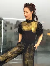 Remera blanca de algodón con estampado color cobre y mangas de broderie negro con elástico.