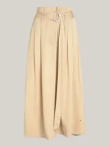 Falda midi color beige de corte evasé, con cinturón con hebilla metálica en forma de D y cierre de cremallera.