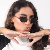 Lentes de sol con armazón metálico negro y cristales oscuros de forma hexagonal. Cuentan con protección UV400 y diseño moderno.