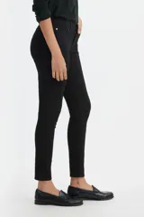 Jeans ajustados color negro, de tiro medio y pierna skinny.