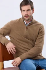 Buzo tejido de lana con cuello alto y medio cierre metálico frontal. Presenta puños y ruedo acanalados, con logo bordado en el pecho.