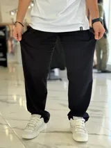 Pantalón de jogging gris melange, con diseño oversize y corte recto, ideal para un estilo urbano y cómodo.