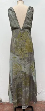 Vestido largo con estampado de hojas en tonos verdes y marrones.