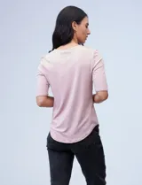 Remera negra de modal con cuello redondo y mangas 3/4.