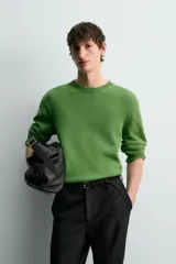 Jersey relaxed fit de punto tejido en hilatura con mezcla de algodón y lino, color verde, con cuello redondo y manga larga, y acabados en rib.