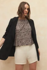 Short color crudo con textura arrugada.