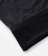 Remera deportiva térmica de manga larga color negro, con cuello alto y cremallera frontal. Presenta sisas raglán y recortes, sin estampado.