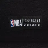 Musculosa de básquet azul marino con detalles laterales en naranja. Presenta el logo oficial de los New York Knicks estampado en el frente y etiqueta de autenticidad NBA en el ruedo.