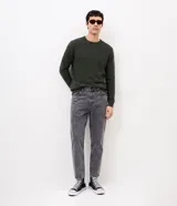Suéter de punto bordó para hombre, con textura acanalada horizontal, cuello redondo, mangas largas, y puños y bajo ajustados.