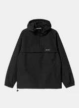 Campera impermeable estilo anorak Carhartt WIP modelo Windbreaker Pullover, color azul marino, con capucha ajustable, cierre frontal de media cremallera y bolsillo canguro frontal con solapa.
