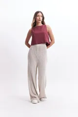 Musculosa color crudo estilo lino, con escote redondo.