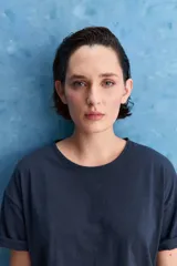 Remera negra de calce amplio, confeccionada en algodón liviano, con cuello redondo, mangas cortas y hombros levemente caídos.