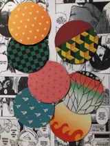 Set de siete posavasos redondos con diseños inspirados en los haoris de los personajes de Kimetsu no Yaiba (Demon Slayer).