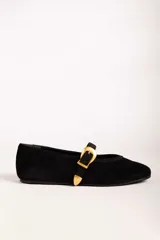 Ballerinas de gamuza color marrón con punta redondeada, tira sobre el empeine y hebilla metálica dorada decorativa.