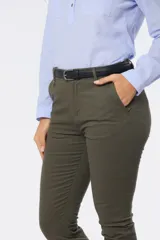 Pantalón skinny de gabardina de corte ajustado al cuerpo, con bolsillos y cierre frontal con botón y cremallera.