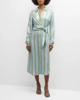 Vestido camisero midi celeste con rayas verticales blancas y amarillas, de manga larga con puños abotonados y lazo ajustable en la cintura.