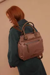 Cartera mochila de diseño versátil, color rosado, confeccionada en material sintético impermeable. Cuenta con doble asa superior, correas ajustables para usar como mochila, compartimento principal con cierre y bolsillo frontal con cierre decorado con tirador largo.