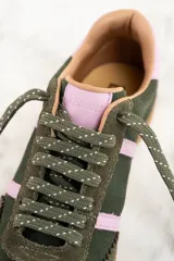 Zapatillas deportivas de gamuza color verde oliva con detalles en rosa pastel. Presentan tres tiras laterales en rosa pastel y la palabra "LEMON" en dorado.