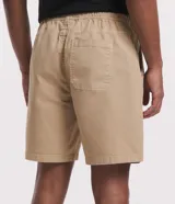 Bermuda masculina de sarga color blanco, con cintura elástica y lazo de ajuste. Presenta bolsillos laterales y una etiqueta decorativa aplicada en la parte inferior de la pierna.