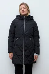 Campera acolchada de corte largo con diseño capitoneado en forma de rombos, cierre frontal con cremallera y capucha integrada.
