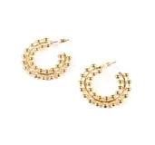 Aros tipo argolla dorados con doble hilera de bolitas.